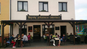 Pokoje Gościnne Nad Cukiernią w centrum miejscowości.